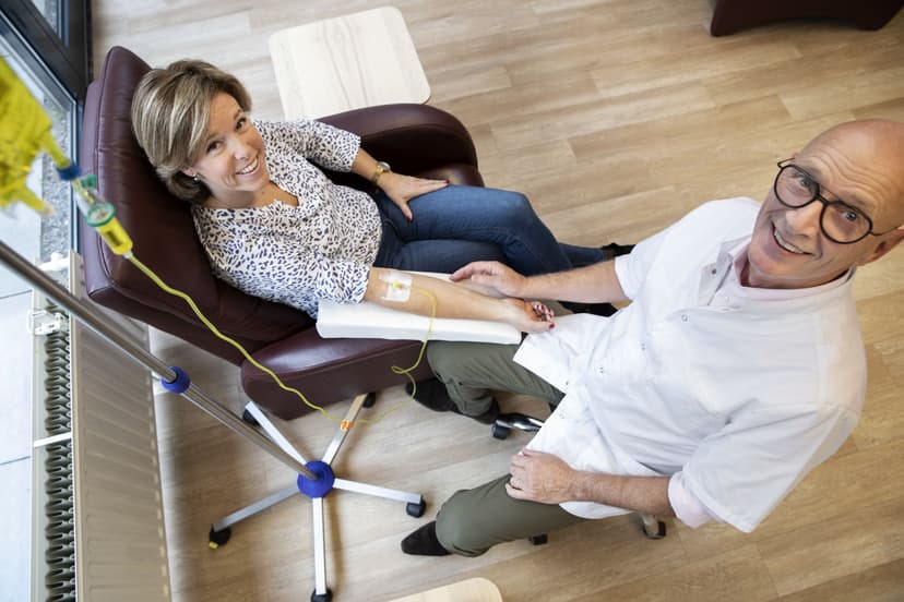Newmedix vitamine infuus — patient in behandelstoel met arts