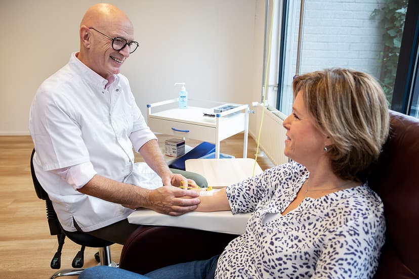 BIG-verpleegkundige Newmedix dient infuus toe